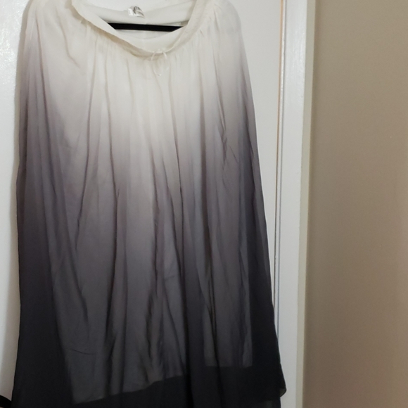 Skirt. Perfect length if ur 5'2 to 5'4 - Picture 4 of 4